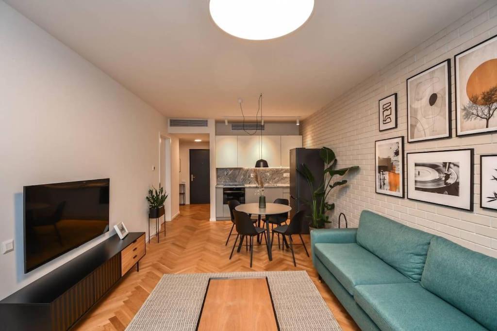 Skypark Luxury Apartment With Skyline View & Free Parking Братислава Екстериор снимка