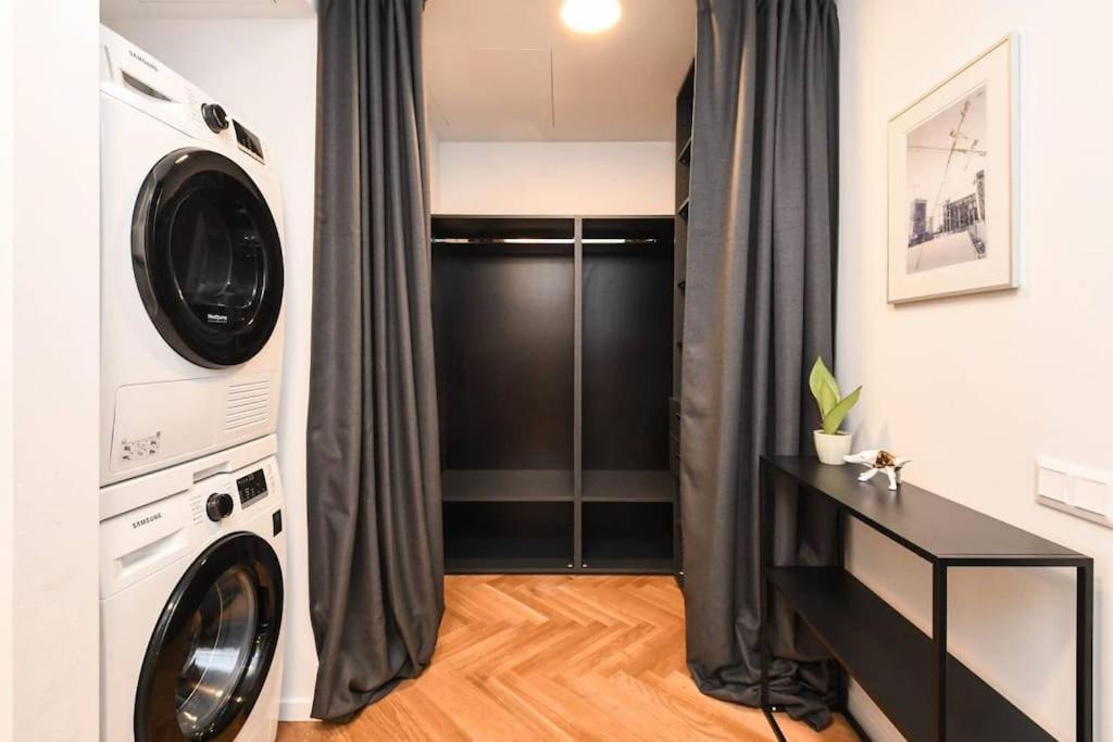 Skypark Luxury Apartment With Skyline View & Free Parking Братислава Екстериор снимка