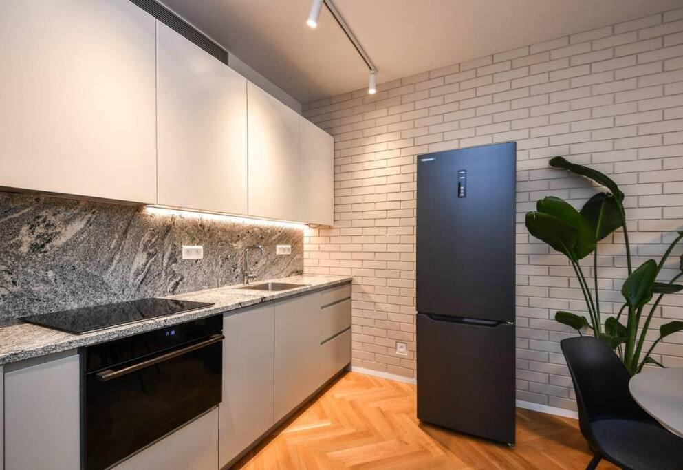 Skypark Luxury Apartment With Skyline View & Free Parking Братислава Екстериор снимка