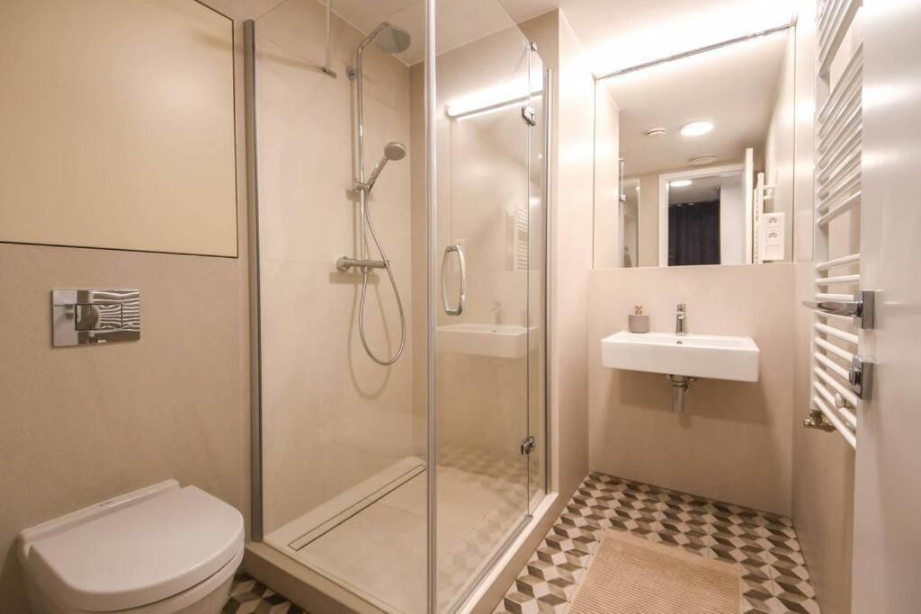 Skypark Luxury Apartment With Skyline View & Free Parking Братислава Екстериор снимка