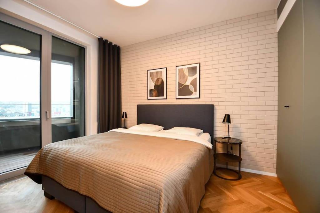 Skypark Luxury Apartment With Skyline View & Free Parking Братислава Екстериор снимка
