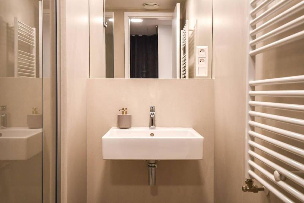 Skypark Luxury Apartment With Skyline View & Free Parking Братислава Екстериор снимка