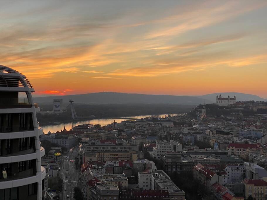 Skypark Luxury Apartment With Skyline View & Free Parking Братислава Екстериор снимка