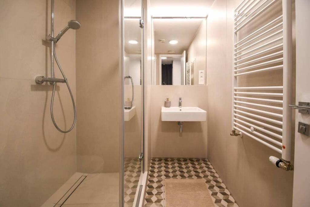 Skypark Luxury Apartment With Skyline View & Free Parking Братислава Екстериор снимка