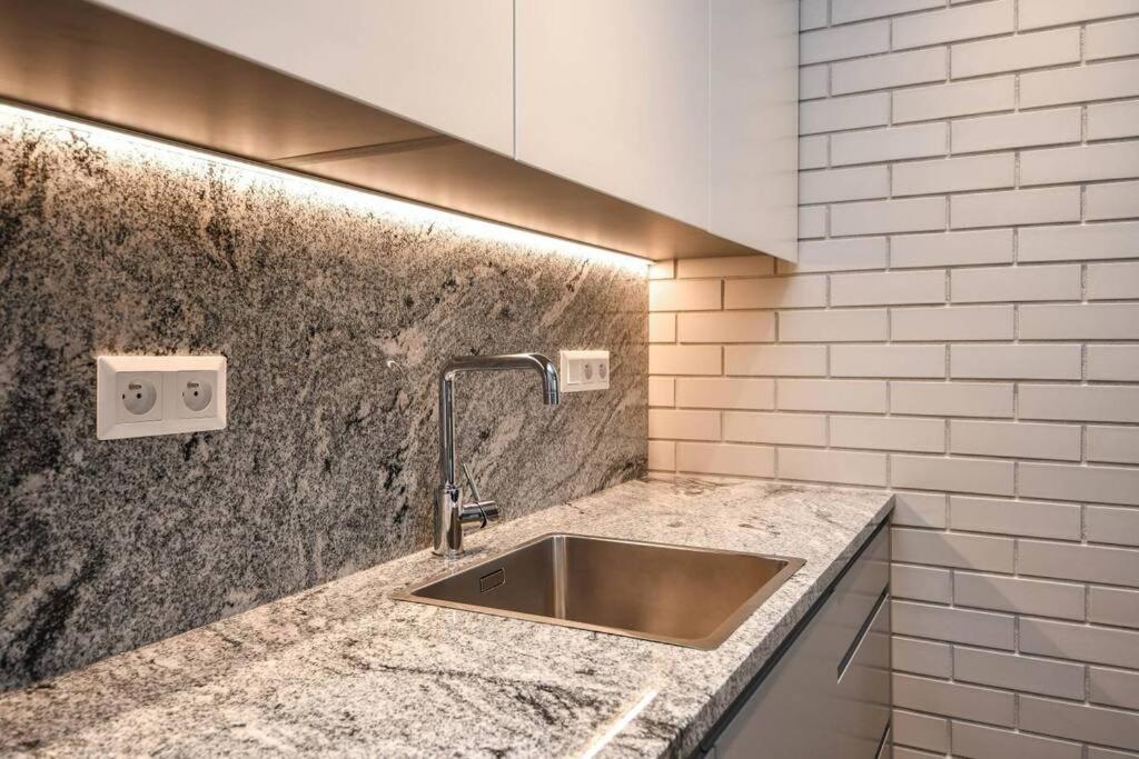 Skypark Luxury Apartment With Skyline View & Free Parking Братислава Екстериор снимка