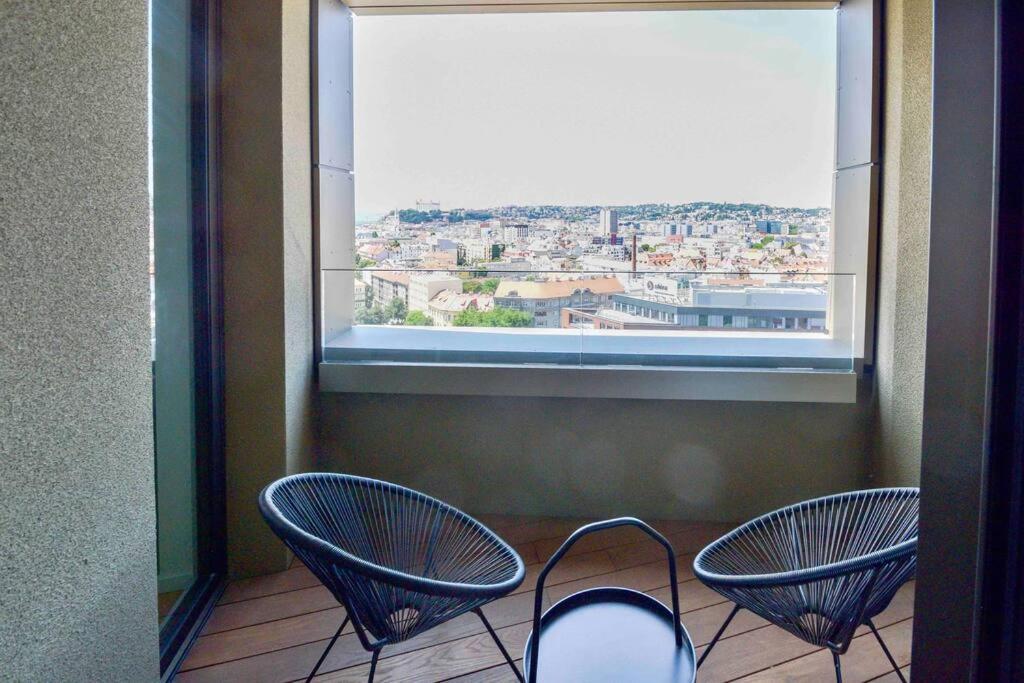 Skypark Luxury Apartment With Skyline View & Free Parking Братислава Екстериор снимка